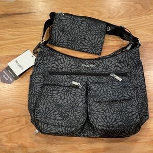 Baggallini Everywhere RFID hang, NWT. Grey floral